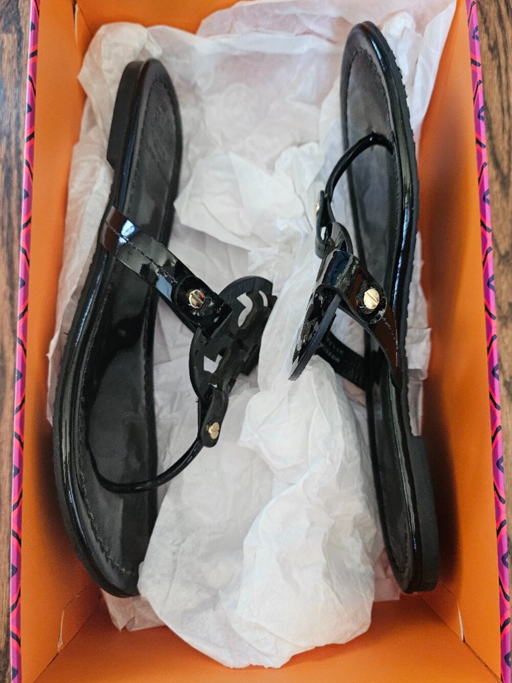 Tory Burch Miller Thong Sandal, Black Patent Size 8 - Picture 5 of 9